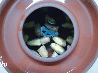 8、自然发酵泡菜,等需要沥干的材料都彻底干了，先放生姜到盐水里！