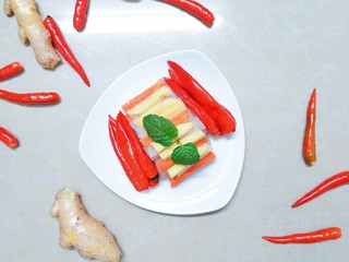 11、自然发酵泡菜,刚开始放进去的这些材料至少要等半个月后才去开盖，把第一次放进的东西捞出来，因为第一道的会很咸，而且不会有酸味，但会有点香香的醇香味！把第一道的这些材料都丢掉不要，再按这个比例买第二次材料回来放下去腌制半个月再开盖，还是会很咸，但慢慢的会有酸味了，照第一个步骤一样，还是把这第二道的材料也丢掉，放第三次材料下去，这时腌制一个礼拜就可以随时开坛子捞出来吃了！