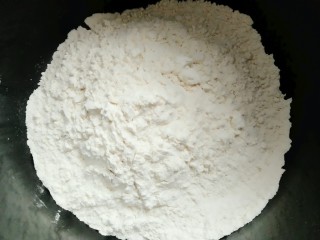 1、酸汤剪刀面,干净盆放入面粉放入少许盐