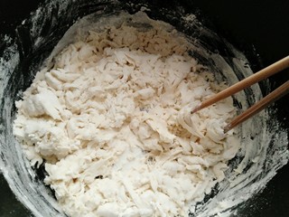 2、酸汤剪刀面,用温开水调成絮状