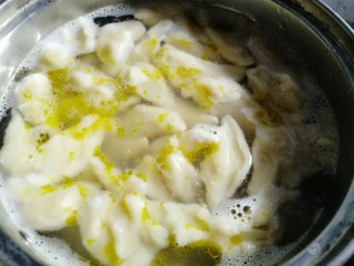 7、酸汤剪刀面,放入剪好的面