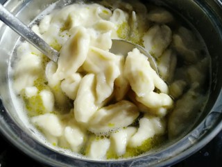 8、酸汤剪刀面,开后搅动下以免黏锅