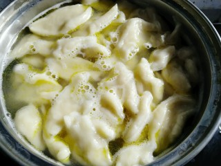 9、酸汤剪刀面,加入半碗冷水继续煮开