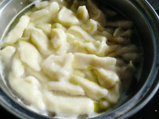 11、酸汤剪刀面,煮至面完全浮起即可