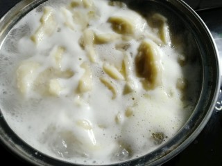 10、酸汤剪刀面,开后再次搅动撇去浮沫