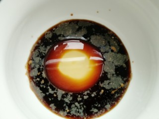 13、酸汤剪刀面,取一个面碗放入生抽，胡椒粉，醋，花生油