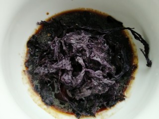 14、酸汤剪刀面,把紫菜撕成小块放入面碗中