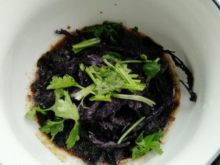 15、酸汤剪刀面,香菜切段放入