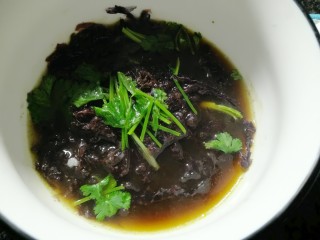 16、酸汤剪刀面,淋入烧开的面汤把剪刀面捞出放入面碗搅拌均匀即可