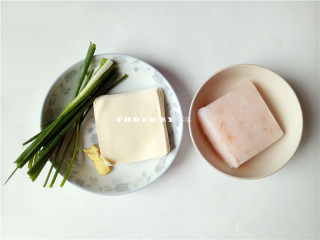 1、虾仁抄手,备好食材：南极纯磷虾肉，抄手皮，老姜，小葱；