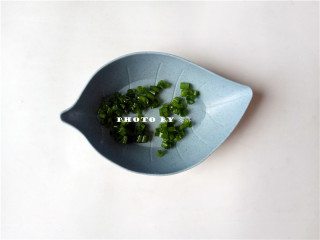 2、虾仁抄手,老姜切末，小葱切末；