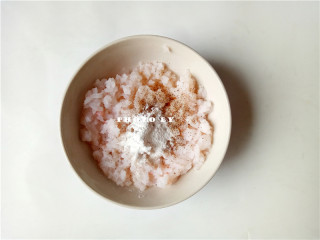 3、虾仁抄手,虾仁里调入盐，料酒，白胡椒粉，淀粉，搅拌均匀；