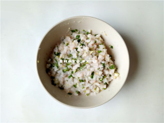 4、虾仁抄手,再同姜末，葱末混合，搅拌均匀；葱末需留部分待用；