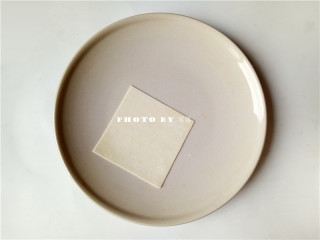 5、虾仁抄手,取一张抄手皮；