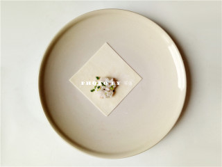 6、虾仁抄手,铺上适量虾仁馅儿；