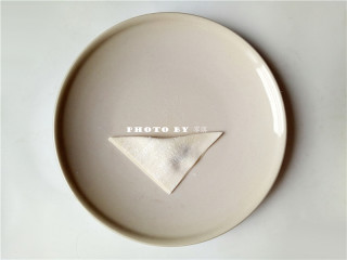 7、虾仁抄手,抄手皮对折，如图所示；