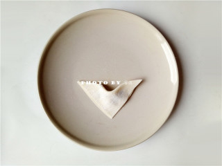 8、虾仁抄手,如图所示，抄手皮中间凹一下；