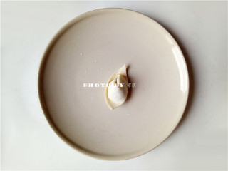 9、虾仁抄手,如图所示，抄手皮两个角重叠；抄手就做好了；