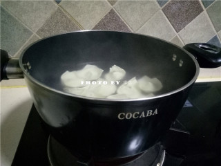 10、虾仁抄手,煮锅加水烧开，放入抄手煮熟；