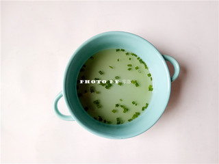 12、虾仁抄手,碗里调入适量酱油、鸡汁、葱花，再调入适量煮抄手的汤；