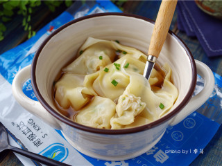 13、虾仁抄手,最后盛入抄手即可。