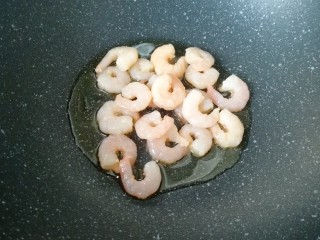 6、甜豆红萝卜炒虾仁,炒锅内倒适量的食用油烧热，下入腌制好的虾仁。