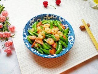 13、甜豆红萝卜炒虾仁,装盘。