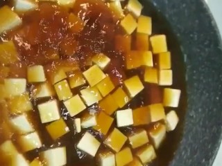 2、麻婆豆腐,凉水下锅加入老抽方便提色煮开捞出备用