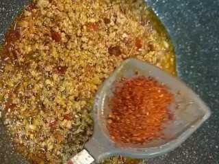 4、麻婆豆腐,炒香后加豆瓣酱，辣椒粉炒出红油