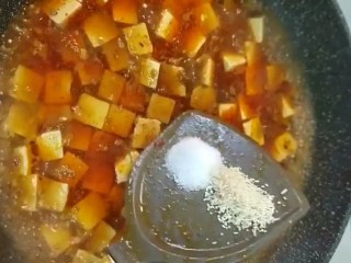 6、麻婆豆腐,下入豆腐加老抽，盐，鸡精调味，来回晃动