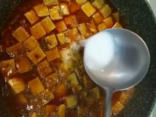 7、麻婆豆腐,分三次琳入水淀粉勾芡出锅装盘