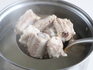 1、糖醋排骨,排骨剁块，洗干净，下锅加入料酒，盐过水5分钟，捞出