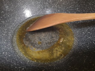 4、糖醋排骨,锅中下油，加入冰糖炒之焦黄色