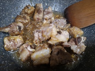 5、糖醋排骨,快速下入排骨，翻炒上色，加水，香叶，糖醋汁，慢火炖15分钟，待汤汁收浓后即可出锅