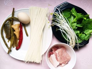 1、#酸味#家常酸菜肉丝面,准备材料如图。