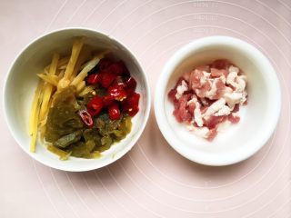 2、#酸味#家常酸菜肉丝面,将泡菜切好图所示，肉切丝。（可以用精瘦肉，也可以用半肥瘦的肉，想吃得嫩点就加入适量淀粉）