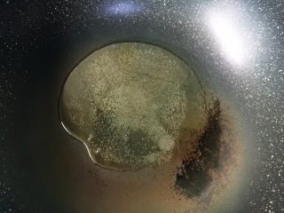 3、#酸味#家常酸菜肉丝面,热锅倒油烧至八成热。