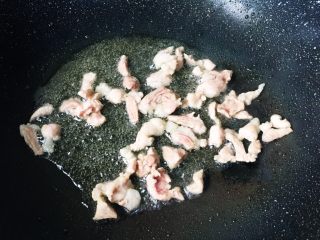 4、#酸味#家常酸菜肉丝面,放入肉丝快速煸炒。（哎，我这刀功实在需要练练????）