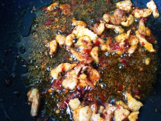 6、#酸味#家常酸菜肉丝面,豆瓣酱炒出香味。