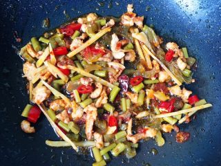 7、#酸味#家常酸菜肉丝面,放入泡菜翻炒片刻出锅备用。（泡菜比较咸就不要加盐了）