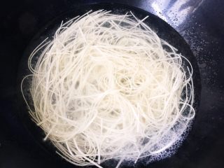 8、#酸味#家常酸菜肉丝面,水开下面。