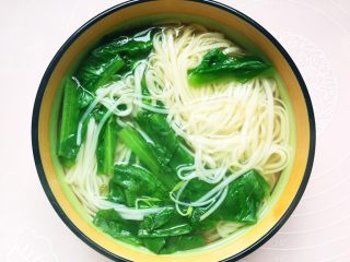 11、#酸味#家常酸菜肉丝面,把面和菜挑入碗中。