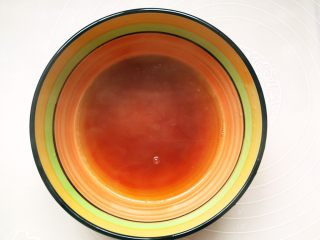 9、#酸味#家常酸菜肉丝面,碗里加入适量生抽、醋用面汤冲散。