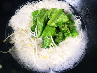 10、#酸味#家常酸菜肉丝面,在面条快熟时放入蔬菜和豆芽，煮开即关火。