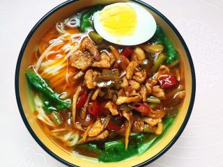 12、#酸味#家常酸菜肉丝面,将酸菜肉丝臊子盛入碗中，摆上鸡蛋。