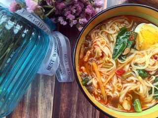 13、#酸味#家常酸菜肉丝面,????????