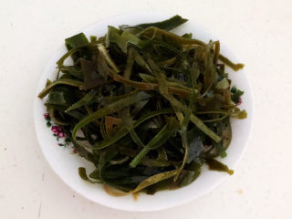 2、香辣海带丝,把海带切成丝