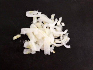 4、香辣海带丝,把圆葱切成丝