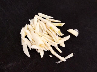 6、香辣海带丝,把大蒜切成丝