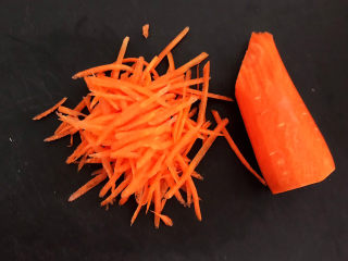 7、香辣海带丝,胡萝卜削皮后切成丝